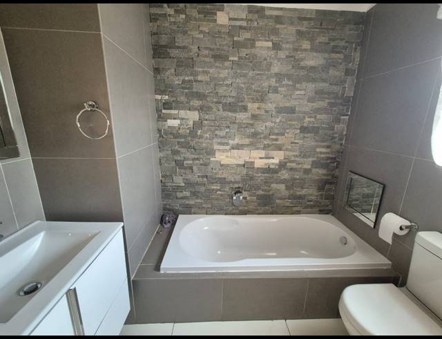 2 BEDROOM APARTMENT FOR SALE IN VANDERBIJLPARK SW 5
